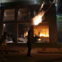  Paraguay: nella notte incendiato il Parlamento, un morto tra i manifestanti