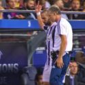 Higuain non gradisce i fischi del Camp Nou ed alza il dito medio verso i tifosi , rischia squalifica
