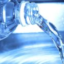  L’acqua in bottiglia di diverse marche sarebbe contaminata da particelle di plastica