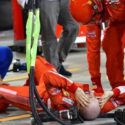  F1: Raikkonen parte troppo in fretta al pit-stop, investe meccanico, gamba fratturata