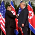  Storico incontro USA-Corea del Nord: la stretta di mano impossibile