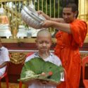  Testa rasata e ritiro in un monastero buddista per i bambini thailandesi sopravvisuti alla grotta