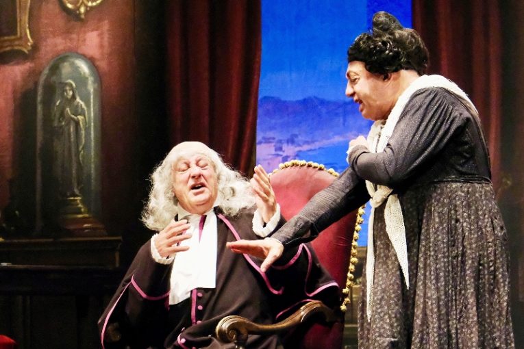 Catanzaro: al Teatro Comunale in scena la commedia "I cavalli di Monsignor Perrelli" con Peppe Barra e Patrizio Trampetti