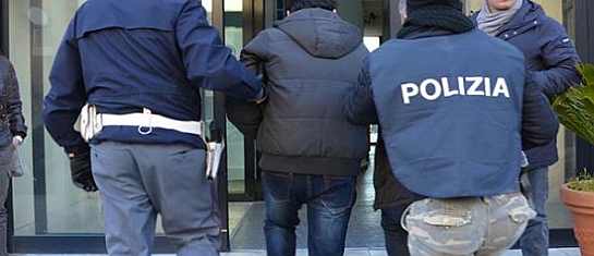 Salerno: arrestati 2 minori per rapina ciclomotore