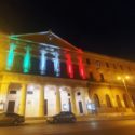  Bari: la facciata del Comune si illumina con i colori del tricolore in segno di solidarietà