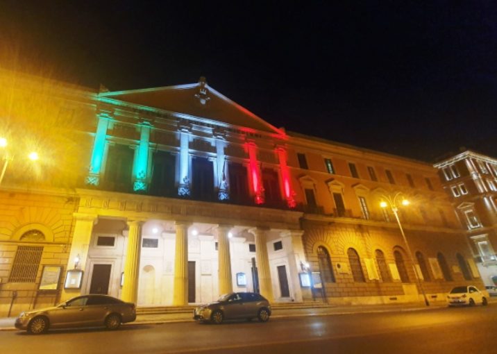 Bari: la facciata del Comune si illumina con i colori del tricolore in segno di solidarietà