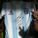  Maradona mette all’asta una sua maglietta per raccogliere fondi a favore degli poveri di Buenos Aires