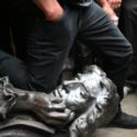  Manifestanti antirazzismo a Bristol abbattono la statua di un mercante di schiavi e la gettano in acqua