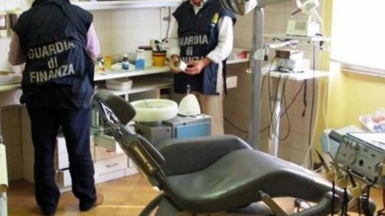 Napoli: sequestrato ambulatorio abusivo e denunciato un falso dentista