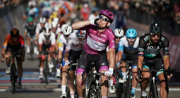 Giro d'Italia: Démare cala il tris e vince in volata a Brindisi davanti a Sagan