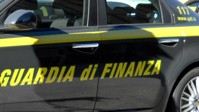 Napoli: sequestrate oltre 2 tonnellate di sigarette. Arrestati 4 contrabbandieri e un denunciato