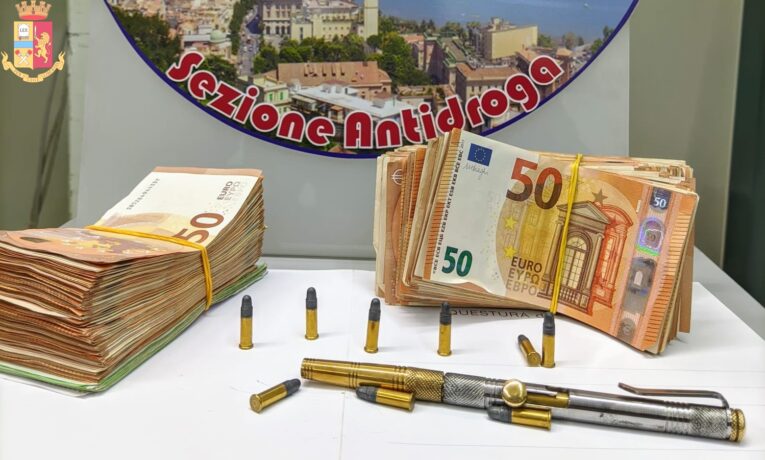Salerno: arresto per detenzione illegale di una penna-pistola, munizioni e 33000 euro in contanti