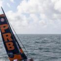  Vela: Affonda PRB nel Vendée Globe, la corsa in solitaria intorno al mondo, Kevin Escoffier soccorso da un avversario