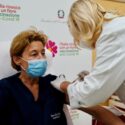  COVID, iniziato il  V-DAY in Puglia. La prima vaccinata esulta:” evviva!