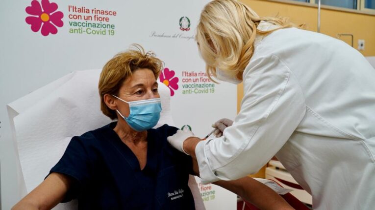 COVID, iniziato il  V-DAY in Puglia. La prima vaccinata esulta:" evviva!