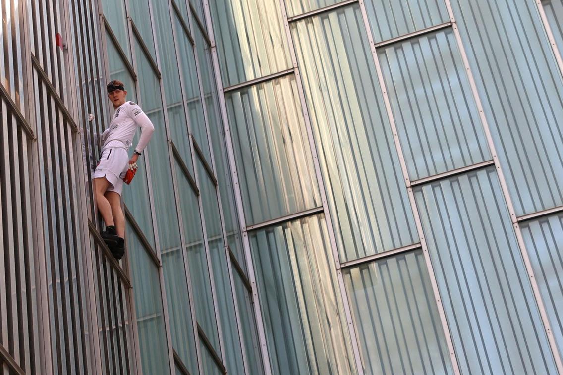 Free climbing: George King scala senza protezioni il Meliá Barcelona Sky