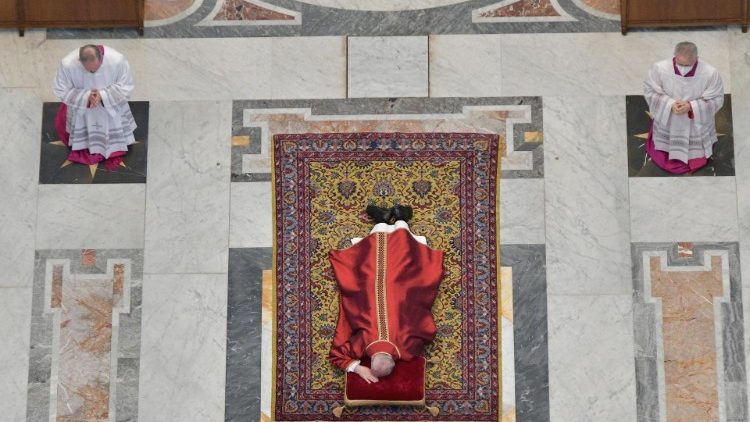 Pasqua: La Via Crucis di Papa Francesco in Piazza San Pietro