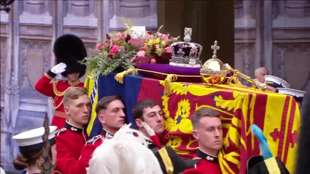 L'addio del Regno Unito alla Regina Elisabetta: piangono i sudditi e i Reali